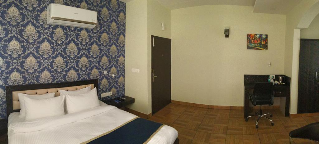 The Park Residency Hotell Greater Noida Exteriör bild